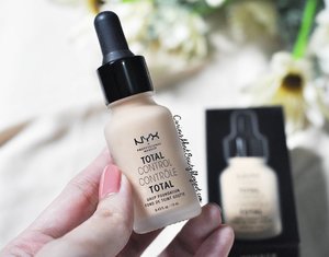 Loving the light-weight feeling of @nyxcosmetics_indonesia Total Control Drop #Foundation so much, and how it doesn't transfer or oxidizes ❤
.
However if you have textured or dry skin it might be difficult to work with.. read the full review in my #blog (in Bahasa Indonesia), #linkinbio 😘
.
.
.
#LYKEambassador #ClozetteID #clozettedaily #beauty #beautyreview #makeup #makeupaddict #makeupjunkie #beautyblog #beautyblogger #bloggerbabes #asianbeautyblogger #indonesianbeautyblogger #beautybloggerindonesia #bloggerceria @bloggerceriaid #bblogger #fdbeauty #nyxcosmeticsID #nyxcosmeticsnl