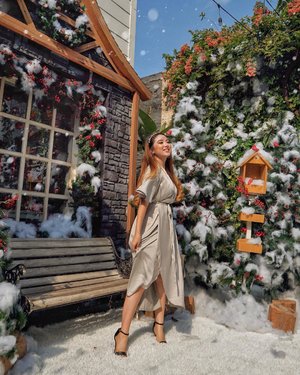 Few days before we enter the month of Jolly days! Who’s as excited? 🎄❄️⛄️ Am wearing this beautiful silver dress from @toptops.id that falls so nicely on my body. Feels like an Ice Queen! 👑
—
Anyway am flying to London & Scotland in a few weeks, reach me out ASAP if you’d like to get your products shoot there 🚖🇬🇧 Super stoked!
—
#PriStyleDiaries
📸 @steviiewong .
.
.
.
.
.
.
.
#whatiwore #portrait #womensfashion #fashionistas #parisian #christmas #snow #winter #dreamy #feminine #elegant #parisienne #parisianstyle #travelblogger #lotd #bloggerstyle #fashion #styleinspo #instastyle #blogger #styleblogger #stylist #fashionblogger #influencer #ootd #fashioninfluencer #style #outfit #clozetteid