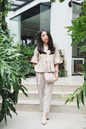 JFW look Day 5; Back to nature. Head over heels for NUDE!
Light brown peplum top with bell sleeves x linen cream pants x cream slingbag x Daniel Wellington petite rose gold watch x cream mules 💛