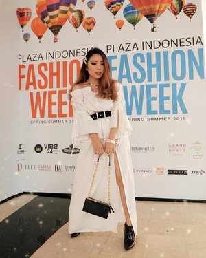 Such an honor to be supporting @loveandflair for #PIFW2019 last Wednesday and to be the first to check out the marvelous SS19 Collection 🖤 Fully dressed up in @loveandflair too, TAP for the brand deets ✨
—
Sabrina Top from @sukithelabel 
Slit Skirt from @_kerokoo 
Bag @andotherstories 
Seashells Choker from @cora.collective —
#PlazaIndonesia
#PriStyleDiaries
.
.
.
.
.
.
.
.
.
.
#whatiwore #monochrome #womensfashion #fashionista #ootdinspiration #lotd #fashionblog #bloggerstyle #fashion #wiwt #styleinspo #instastyle #blogger #ootdfashion #ootd #edgy #chic #elegant #styleblogger #blogger #influencer #fashionblogger #fashioninfluencer #style #outfit #outfitoftheday #clozetteid