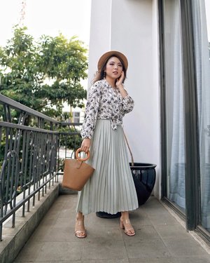 So this is my look from @uniqloindonesia’s newest collection! Featuring Printed Gathered Blouse in White and Chiffon Pleated Skirt in Green. Thanks for helping me choose this look guys, fits me well 😍 Anyway head over to the nearest Uniqlo store to grab the newest collections! Limited offers available this December only, so shop now! ✨—#uniqlolifewear#uniqloindonesia#holidaywithuniqlo#PriStyleDiaries📸 @steviiewong.....#whatiwore #portrait #womensfashion #fashionistas #parisian #feminine #spring #elegant #parisienne #parisianstyle #travelblogger #lotd #bloggerstyle #fashion #styleinspo #instastyle #blogger #styleblogger #stylist #fashionblogger #influencer #ootd #fashioninfluencer #style #outfit #clozetteid