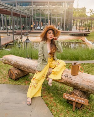 A jungle in the middle of the bustling city. Perfect getaway to chill with your family and friends ☀️ Sometimes you just need to rewind & recharge after being so focused on your works and facing the hecticness of Jakarta right?
—
#PriStyleDiaries
📸 @steviiewong 📍@pl.hutankota
.
.
.
.
.
#summer #nature #insipiration #whatiwore #portrait #womensfashion #fashionistas #parisian #feminine #spring #elegant #parisienne #parisianstyle #lotd #bloggerstyle #fashion #styleinspo #instastyle #blogger #styleblogger #stylist #fashionblogger #influencer #ootd #fashioninfluencer #style #outfit #clozetteid
