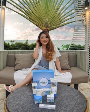 Introducing you the new white series from Natur-E! 🌱When everyone wants to have a bright skin, @natur_e_indonesia comes up with the products to help brighten your skin from outside and from within. There are hand & body serum, face wash, brightening serum, day cream, night cream, and even supplements. The main ingredients used are Glutathione, Vit. E & Olive Oil 💙Everything is clinically tested, made of mostly natural ingredients, hypoallergenic tested, and halal. After a couple weeks of consuming the supplement, I admit my skin has become brighter EVENLY ✨ Adding up to it, the use of Hand & Body Serum also helps a lot to tone-up my skin. You can find these products offline at all @watsonsindo, @infosuperindo or online at www.watsons.co.id and www.natur-e.co.id 😍—#NaturEWhite#ShowYourTruBright#NaturEWhitexClozetteID📸 @mariaistella.......#beauty #beautyblogger #beautiful #blog #portrait #makeup #beautyenthusiast #skincare #skincareroutine #skincarereview #skin #skincaretips #beautyinfluencer #beautyjunkie #blogger #influencer #lifestyle #makeupjunkie #beautytips #bloggerstyle #tampilcantik #fashionblogger #lifestyleblogger #beautyblog #beautybloggers #clozetteid
