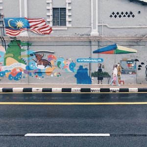 [page 253 of 365]
Selama di KL pakai provider apa? Cara naik commuter dan LRT gimana? Bus gratisan itu emang ada beneran?
•
Semua terjawab di postingan blog innnayah.com "TIPS ANTI GAPTEK DI KUALA LUMPUR" (link on bio)
•
11 September 2017
Ps: lagi musim hujan, lihat tuh aspalnya basah. Syahdu gimana gitu jadinya
•
#clozetteid #lifestyle #traveling #kualalumpur #malaysia #mural #terfujilah
