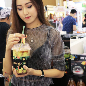Hi guys! Dateng yuk ke stan @hi.mangoda di Galaxy Mall Surabaya (lt 4 paling atas). Disana ada minuman bertema #teamstrawberry #teamavocado🍓 Ada jus strawberry yg namanya love berry (jus, whipcream, buah strawberry) yang seger banget🥑 Ada jus alpukat kesukaan kita semua yg namanya mangoda avocada (jus, mocca+susu, ice cream)Yg lain juga ada minuman segar seperti mango tea n iced chocolate, lebih ringan dan easy to bring everywhere.Nah, yang aku pegang ini gede banget lho. 1 botol isi 2 juice yaitu strawberry dan alpukat. Unik banget! Kalian juga wajib cobain ya. 😍👏🏻 #clozetteid