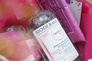 Thank you @bioderma_indonesia for the lovely pink basket filled with love!😍 Actually I think this is supposed to be arrived around Valentine’s day but it happened to arrived at the end of the month. But well, love should be contained everyday right?Just like how much I LOVE my skin after cleansing it with @bioderma_indonesia’s Micellar Water! 😍They generously gave me a 500ml Micellar Water + cute lil things inside! Curious what were there? Swipe!;) 🌸🌸 #bioderma #clozetteid #biodermaindonesia