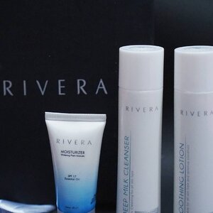 Skincare merupakan hal yang penting bagi kulit wajah sebelum mempersiapkan kulit untuk dirias dengan makeup. Jadi, hasil mulus tidaknya dan tahan lama atau tidaknya makeup juga bergantung pada kondisi kulit. Sekarang @riveracosmetics menghadirkan cleansing milk, soothing lotion dan moisturizer berSPF untuk wanita Indonesia lho!😀😊 Baca reviewnya di blog ku segera minggu ini ya.😉 #Clozetteid