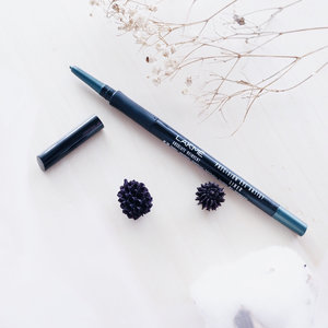 Lakme —
Absolute reinvent precision eye artist liner 😍
.
A Kajal eyeliner which is really efficient, with good formula and offering you a long lasting color 👌🏻
.
I give this eyeliner rate 4.5/5 because :
Buttery texture of eyeliner
Intense color with shimmer
Waterproof
Easy to applied
Affordable price
.
Wanna to try?
This eyeliner available in 4 color choices 🌻
.
.
.
#clozetteid 
#potd 
#flatlay 
#lakme
#lakmecosmetics 
#eyeliner 
#review 
#blogger 
#bloggerindo 
#뷰티블로거
#대한민국
#서울
#제주
#유행
#라이프스타일
#구성하다