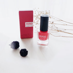 Hugo Boss —
Mini nail polish 😍
.
I never imagine before, if this is the only color of Hugo Boss nail polish 😨 Well, I’m not a big fans of nail polish or nail art, because I can’t applied the nail polish by myself 😢
.
Then, I tried this nail polish and WOW ! The texture a little bit liquid, but have a good pigmentation. So, you just swatch once to get perfect nail color on your finger 😍
.
Moreover, this nail polish has a glossy effect and quick to dry. It’s very suitable for the beginner. The color super pretty, mixing red and orange 👏🏻
.
To get the perfect nail color, use the prep nail polish, swatch it twice and end with gel clear nail polish 🌻
[SWIPE FOR DETAIL]
.
.
.
#clozetteid 
#potd 
#flatlay 
#hugoboss 
#nails 
#nailpolish 
#nailart 
#review 
#blogger 
#bloggerindo 
#뷰티블로거
#대한민국
#서울
#제주
#유행
#라이프스타일
#구성하다