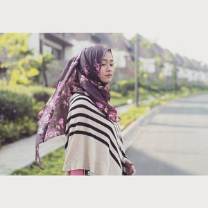 dalam mix n match pakaian..gak cuma tabrak warna, kita juga bisa melakukan tabrak motif loh..misal motif bunga dengan motif garis2 ini..yuk dicoba#lulunike #fotomodel  #ClozetteID #GoDiscover #COTW  #HitnRun #youreverydaydiscover #modelhijab #modelmuslimah #freelancemodelhijab #modelhijabbogor #freelancemodel #hijablook #modelhijab #endorseindonesia #recommended #hijabootdindo #picoftheday #makeup #endorse #modelbusanamuslim #photoshoot #endorsement #hijabercommunity #ootd #modelsearch #lookbookindonesia #ihmcmodel