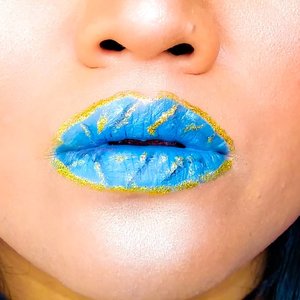 .
Ceritanya marble lips gitu.
.
Tapi.. Hmm ya sudahlah.. .
Pliss aq pengen banget ketemu sama ratna @joviadhiguna di event @thebodyshopindo nanti di PVJ. Pliss choose me..
.
#yourcolourcrush #enchantedbynature
.
#Clozetteid #Beauty #BeautygoersID #lipart #marble #motd #makeup #lip #blue #lipstick #bolb #slay