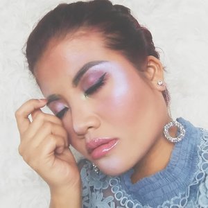 .
"Be the light that burst out to the sky. Let them know you're not fading out."
.
Thank you for this greatest shades of highlighter. 
@makeupuccino x @mybeautypedia.id .
#catricexmakeupuccino #instalook #makeup #motd
.
#clozetteid #beauty #clozetteco