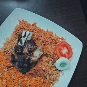 Ini salah satu menu di Malika Arabic Resto & Shisa House Solo. Lupa nama menunya apa. Tapi menu ini terdiri dari 3 macem nasi yang kaya sama rempah-rempah. Daging kambingnya empuk banget. Tinggal sendokin aja ngga perlu pake otot makannya 😂😂 Porsinya juga banyak, aku makan berdua sama temen dan ngga habis 😌
.
#kulinersolo #foodie #clozetteid #arabianfood #solo