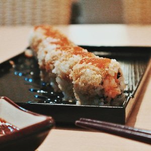 Kalo udah pulang kerumah makanan wajib yang harus dimakan ya sushi. Maklum di Sragen ngga ada 😂
.
Kemaren baru pertama kali nyobain sushi punya @sushifujiyama yang buka di @lippoplazajember_official lumayan sih rasanya. Aku lupa ini pesen menu yang apa. Oh iya untuk harga disini kalo ngga salah start from 30k.
.
#ggrep #Clozetteid #sushi #food #foodgram #foodie
