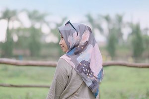 Me wearing voal printed scarves by @zesalicious.indonesia segemes ituloh motifnya mana bahannya nyaman bgt buat travelling rambut aman gak keluar2 gara2 bahannya yg super comfy thankyouuu mak zes @zesa_nurina 😘
.
#clozetteid #ootdhijab