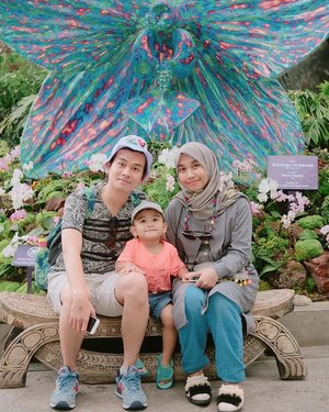 “Sticking with your family is what makes it a family.”– Mitch AlbomHappy friday mubarak everybody, stay positive 💙.#familylife #familypotrait #ohana🌺 #clozetteid #ootdfamilyedition #gardensbythebay #throwback #holiday2017