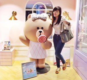Unexpectedly there's Line pop-up store in town and HUGE @choco.linefriends  but I love this Choco who's smaller and cuter 😘 #vheiigoestohk #clozetteid #travelwithvheii