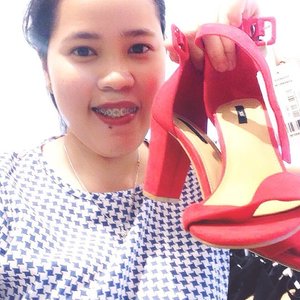 Really loves with this red one ... If I have this shoes I feel very sexy and elegant!!! I hope in Christmas season in this year will get this sexy shoes as present for my graduation day on december 13 and I will wear it in my special day #myGIWishlist #clozetteID #f21indonesia @clozetteid @grandindo @f21indonesia