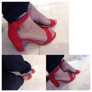 Really loves with this red one ... If I have this shoes I feel very sexy and elegant!!! I hope in Christmas season in this year will get this sexy shoes from @f21indonesia present for my graduation day on december and I will wear it in my special day #mygiwishlist #ClozetteID #selfeet @f21indonesia @clozetteid @grandindo