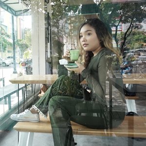 Eh ada telor gulung lewat 👀 cocok nih buat temen minum green tea latte 🍵 .
.
.

#potd #greantea #latte #coffeeshop #cafe #ootd #outfitoftheday #fashion #fashionstyle #style #clozetteid #fashionenthusiast #fashionblogger #mirrorselfie #ngidamtelorgulung