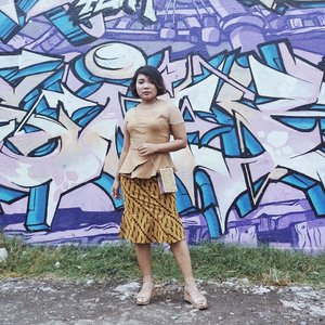 Background nya uda street style bgt eh bajunya tradisional 😂 gpp lah ya ga tahan pengen foto.. .
.
.

#ootd #outfitoftheday #fashionstyle #fashionenthusiast #clozetteid #streetstyle #graffiti #art #batik