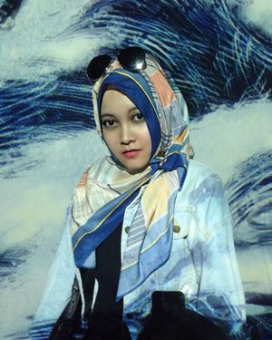 I love how the patterns accentuate my jacket .
.
.
#sg #exploresg #artsciencemuseum #futureworld #clozetteid #hijabootd
