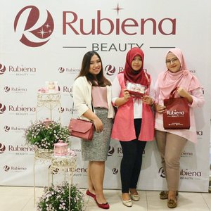 Pinky pinku pinky 😆😍
.
.
#beautiesquad#rubienabeauty#cerahitucantik#clozetteid#bloggersurabaya#bloggerid#beautybloggerid#indonesianbeautyblogger#skincare