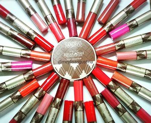 Bibirnya satu, lipstiknya selusin! Siapa yang kayak gitu hayooo?? Sariayu meluncurkan Tren Warna 2016 Inspirasi Krakatau, Dual Lip Color dan Eyeshadow Pallete. Favoritku Dual Lip Color yang terdiri dari 12 warna. Variasi pilihan warnanya lengkap banget dari maroon, merah, pink, nude, orange sampe fuschia ♡♡♡ me love it! #sariayuxopibachtiar #trendwarnakrakatau #indonesiabeautyblogger #clozetteid