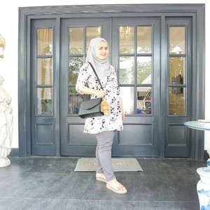 May your walls know joy; may every room hold laughter; and every window open to great possibility ❤
.
.
.
Meylisa Agustina edisi numpang poto depan rumah orang 🙈
📷 @utotia
.
#clozetteid #hijabootd #indonesiabeautyblogger