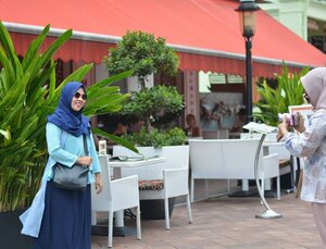 Gegara @crazyrichasians ku jadi kangen spore. Belum sholat di Masjid Sultan, belum ke Sentosa Island, Merlion lagi direnov, belum puas bershopping ria, kulineran, dan masih banyak si yang belum dieksplore!😎 ..Buka2 galeri dan nemu foto ini!! #throwback deh. Edisi photoshoot ala2 bareng @andiyaniachmad dicandidin sama sisturku @lisna_dwi 💖💖 . Ceritanya lagi jadi turis ala2 yah!!! 👅Swipe buat hasilnya. #tsah...#ifatraveldiary #ggrep #ifaootd #clozetteid #exploresingapore #visitsingapore #approvedbyifa #lisnamotret