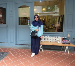 Feeling blue 👟💙 Numpang foto di salah satu toko yg super gemay di Haji Lane. Sayang belum sempet masuk ke tokonya padahal kayanya zuper gemay✨

Btw seneng strolling around di sini. Eye pleasing banget💕 📷: @andiyaniachmad 
#clozetteid #ifatraveldiary #visit_singapore #hajilane