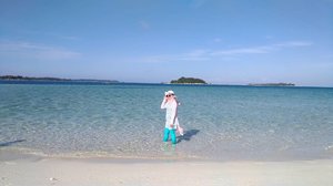 Take me back to the beach. When the blue sky was so clooose💦💦💦 .
Masih #ifatraveldiary edisi #visitbelitung & #explorebelitung 😁😁🤗✌✌
.
.
.
#ggrep 
#clozetteid 
#ggreptravel 
#hijabtraveller