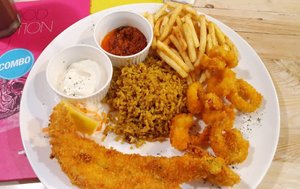 Yummy💕
Will review soon on my blog😊😋 Location: Fish Bomber Tebet 🐟🐟🐟
Price: 70k
Platter: fish, fried calamari, crispy prawns, french fries, curry rice, mayonaise, sambal

Bisa berdua kok sist😊💕 #fishbomber #kulinertebet #clozetteid #fishbomberseafoodcafe
