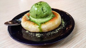 Favorit from @chingucafe : hotteok alias korean sweet pancake. Ini enak banget! Rasanya juara, harganya pun bersahabat. Sebagai pecinta green tea, so pasti dong aku pesan varian green tea dengan topping green tea. Dayuum! Super luuuv!💚🍽✨😋😍 .
.
#visitbandung #clozetteid #kulinerbandung
#ggrepfoodie #ggrep #koreanfood #chingucafe