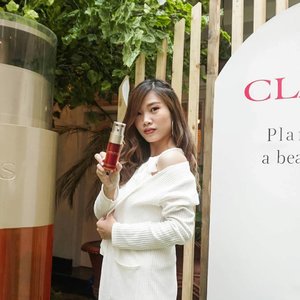 @clarinsclub.id Event " A SEEDS OF BEAUTY "From this event, i finally knew that Clarins have already contributed in planting trees for Indo since 2015. Do you know that too? It's so warming to hear. #treeforindonesiaNow, it's our time to give it back to the nature. So glad that Clarins kindly supports us on that too, how? By purchasing one double serum, you can also 'contribute' in their program of PLANTING TREES FOR INDONESIA esp Aceh. Dooo good! _____1 Double Serum = 1 Tree 😊🌿🌴🌲🌳_____Along with that, I had so much fun doing provided workshops; plant arrangement and making hand fan. Yasss 💚