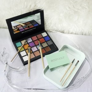 [ #KersReview ]
@klaracosmetics_id Eyeshadow Palette:
Pigmented, easily blended, little fall out.Colors are so pretty. My top eyeshadow palette for now! I also love its own wide mirror, so thoughtful! 😍
@tammia_indonesia @ecotools Eye Brush tools:
Super precise and support to blend this eyeshadow, so soft, every brush has a caption for its own function. (Suitable for beginner and expert at the same time) 👌
__
@bloggermafia 
#bloggermafiaxklaracosmetics 
#klaracosmeticsindonesia 
#klaracosmeticsxbloggermafia 
#ecotools .
.
.
.
#brush #eyeshadow #eyeshadowpalatte #makeup #makeupjunkie #clozetteid #beauty #beautygoers #kbbvmember #beautybloggerindonesia #bloggerperempuan #bloggermafia