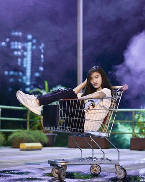 This happens when you find an empty supermarket trolley at the parking lot at night. 🌃
#KersOotd #ootdindo #ootd #clozetteid
Credits to @oimariogio
