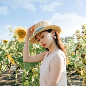 Where is my sun flower? 
I'm looking for that... Let's take a rest Silvia and have a sweet dream. Besok kerja lagi! Semangat!

#ootd #ootdindo #outfitoftheday #instastyle #stylefashiondaily #fashionaddict #bloggerstyle #lookbook #lookbookindo #ootdmagazine #styleblogger #fashionpost #styleinspiration #dailystyle #clozetteid #ShoxSquad #outfitsociety #vsco 
#셀스타그램 #팔로우 #오오티디 #패션 #데일리 #일상 #fashiongram #fashionvibes
