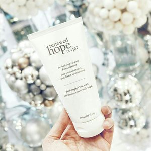 Philosophy renewed hope in a jar revitalizing creamy foam cleanser is a foam cleanser with renewal technology to cleanse away impurities and hydrate skin. The cleanser refreshes and smooths skin, leaving it with a healthy-looking glow. Firstly the packaging of the cleanser appealed to me as fresh and simple. The flip top tube design was easy to use and control the amount that I wanted to use. I only needed to use a small amount of cleanser as it went a long way and foamed up well. I have oily skin so this cleanser was perfect for my skin type as it did a great job in removing excess oil. The cleanser had a slightly sweet smell, similar to a lightly fragranced moisturizing soap bars which I found pleasant#philosophy