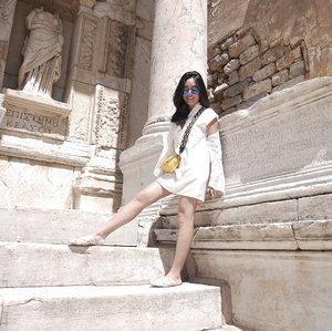 Sun's out, little white dress is out! Wearing #LWD from @liloushoppe in charming Ephesus. 
#ephesus #wheninturkey #holiday #clozetteid #lookbook #lookoftheday #ootd