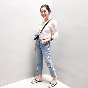Been searching for a perfect-fitting pair of jeans with style that is gonna worth my while, now I got them from @michmarket_ 
#clozetteid #ootd #lookbookindonesia #girlswhodenim #denimgoals #myjeansarebetterthanyours
