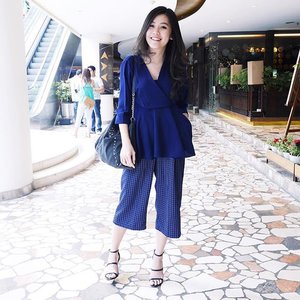 I have a thing for kimono-like clothes. Wearing this blue kimono top from @iona.official 💙 #clozetteid #ootd #wiwt #clozette #allthingsblue #sundaywear