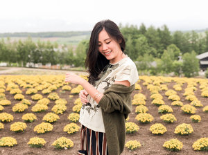 Cutest bracelet ever I swear, from @ashleighandsage.co ! Swipe for a closer look.
.
.
Today we visited the Lavender farm, but the lavender flowers were not in full bloom yet. If you’re planning a visit here it’s best to go in July. But to compensate, the weather is so nice! 
#wheninjapan #thetravelwomen #thetravellersfemale #aotd #clozetteid #ootd #stylediary #ashleighandsage