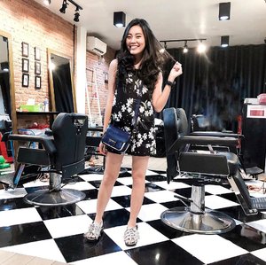 When the barbershop your husband is getting his haircut in is cute. By the way, canâ€™t stop wearing these @mksshoes sandals! ðŸ–¤ Bon week-end Ã  tous! 
#stylediary #clozetteid #ootd #looksootd #lookbookindonesia #ggrepstyle