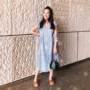 Since I’m not in the habit of wearing heels anymore, wearing midi dresses makes me look even shorter but I keep wearing them anyway. Guess I love them too much. Talk about unconditional love. 
#clozetteid #ootd #ootdideas #momstyle #breastfeedingfriendly #busui #mamablogger #stylemepretty #indonesianblogger
