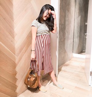 #19weekspregnant : To pee or not to pee, that is never the question. Always pee. 🤰 
#clozetteid #ootd #lookbookindonesia #stylediary #bumpie #ootdindo #wiwt #stripestyle #indonesianblogger #bloggerlife #preggerslife