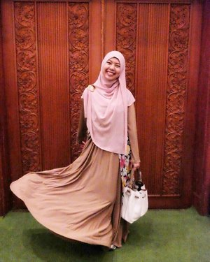 Assalamualaikum, start your day with Bismillah and smile 😘😉😍 share your loved to everyone but keep your heart for only one 😳😬..Taken by @lisna_dwi #lisnamotret #clozetteid #clozette #gayagie #throwback #ifw2017 #hijabblogger #hijabstyle #indijfriends #lifestyleblogger #lifeisnevaflat #lovelife #hijabstyle #hotd #ootd #hotdindonesia #modestwear #modest #dustyrose #gamis #abaya #indonesianblogger