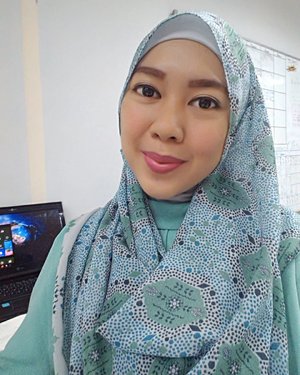 Good morning, surround yourself with those who make you smile 😊
.
.
.
.
.
.
#clozetteid #clozette #officelook #officestyle #officemakeup #hijabstyle #hijabfashion_2016 #rascarf #rabyrestuanggraini #lifestyleblogger #lifeisnevaflat #mintgreen #moodbooster