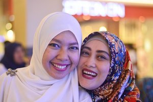Bersyukurlah memiliki teman yang mengingatkan dengan kelembutan, bukan di depan orang banyak dan dengan bahasa yang santun.
Bersyukurlah memiliki mereka yang mencintai kita karena Allah, yang mengajak kita lebih taat kepada Nya. Bersamanya insya Allah berkah, Lillah till jannah, insya Allah 😍😍😍 📷 @lisna_dwi
#lisnanikon #lisnamotret #gayagie #clozetteid #clozette #sharelovefriendship #lovelife #lifelesson #hijabblogger #bloggerfriend #lifestyleblogger #lifeisnevaflat
