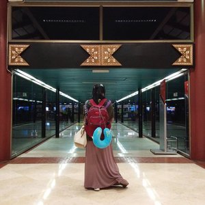 Long Journey begin with small step 👠✈️
.
.
.
.
.
#liburangie #gayagie #clozetteid #hijabtraveller #hijabstyle #lifestyleblogger #bloggerlife #lovelife #visitsingapore #jalanjalansingapuramurah #visitsingapore2018 #airportstyle #aidijuma #hijabblogger #journeyofmylife